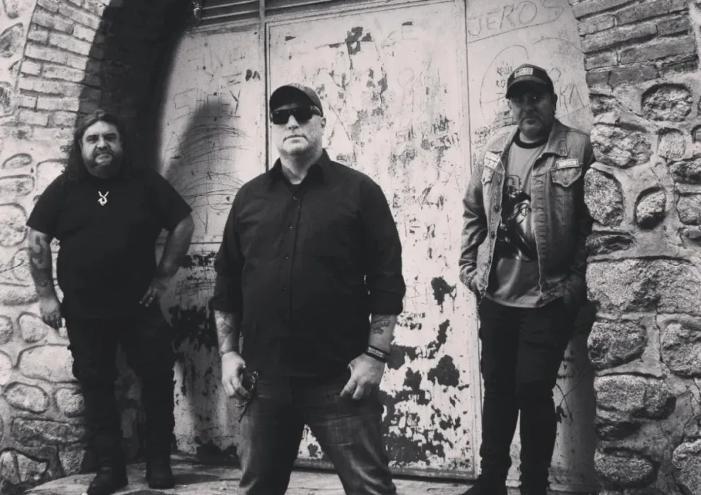 Su sonido fusiona influencias del punk vasco y el punk californiano, logrando una identidad directa, dinámica y sin vueltas.