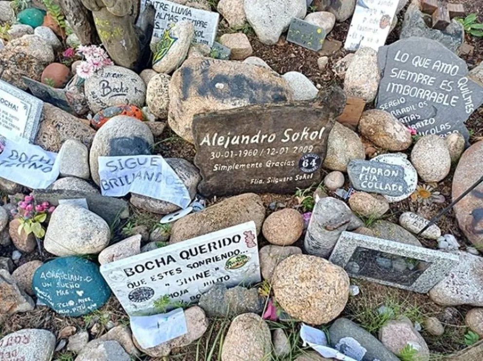 La tumba del músico Alejandro Sokol, en el Cementerio de la Colina, en Nono. (Fotos: El Diario de Villa María)