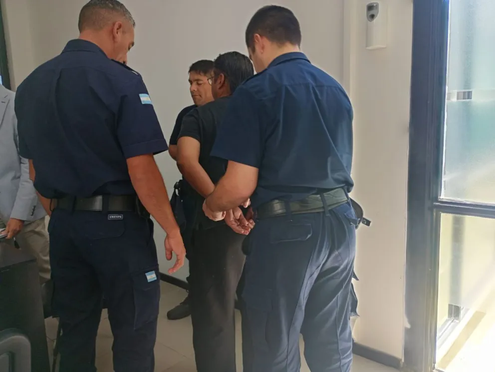 Momento que el acusado es esposado para ser trasladado a la cárcel