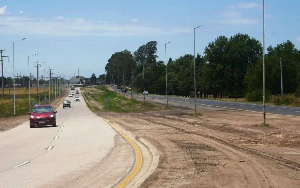 La obra, de casi 1200 metros de extensión, consistió en la consolidación de un perfil tipo boulevard, con dos calzadas de dos carriles de circulación por sentido, divididos con un cantero central donde se encuentran las 50 nuevas luminarias.