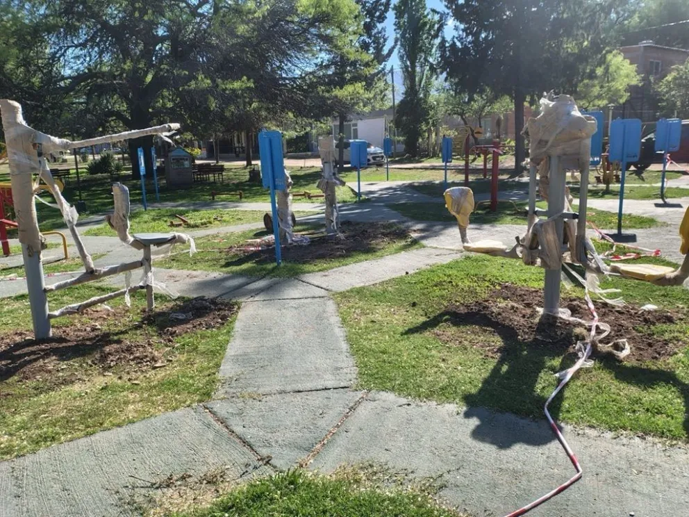 Carpintería renovó los juegos de la plazoleta “El Algarrobo”.