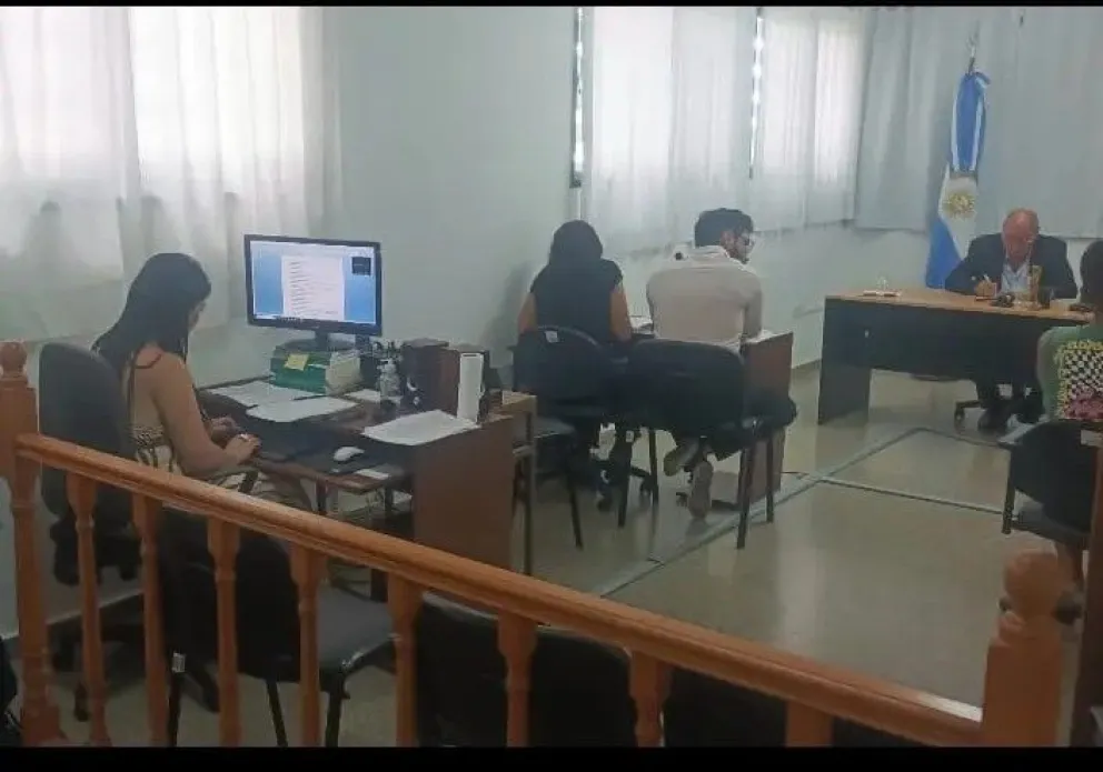 De acuerdo a la teoría del caso del fiscal expresada en la audiencia, el imputado habría ingresado al domicilio junto a otra persona que aún no ha sido identificada, portando un arma de fuego y a cara descubierta. 