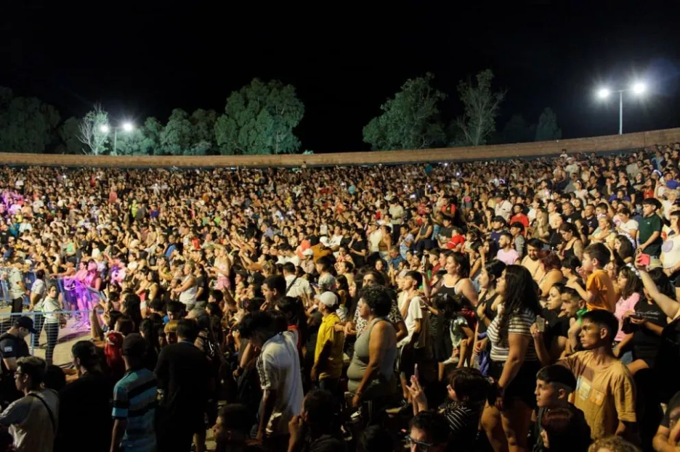 Los festivales se consolidaron como un motor clave del turismo, generando un fuerte movimiento en los sectores hotelero, gastronómico, comercial y de servicios. 