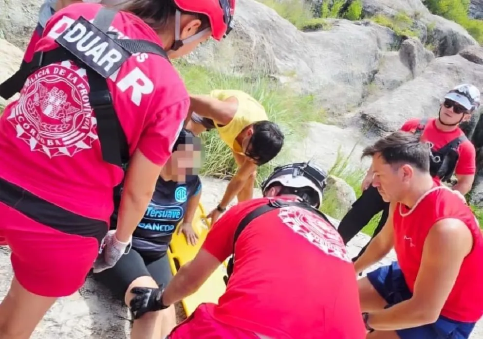 Una mujer se accidentó en el balneario Nido del Águila de Mina Clavero. 