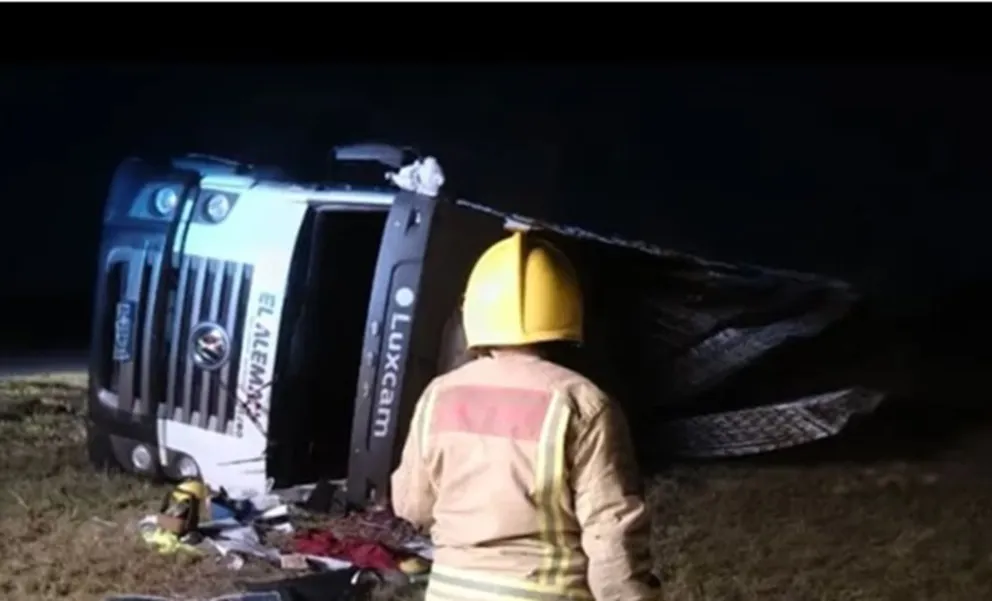 Un camión marca Volkswagen terminó volcando en autopista 55. (Foto: Radio G)