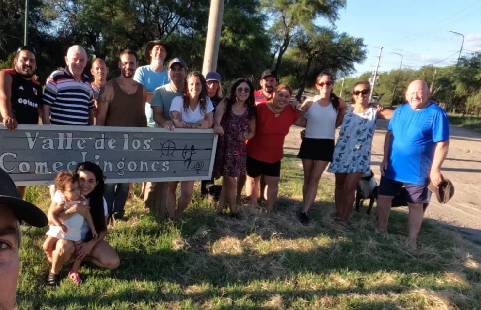 Vecinos se autogestionan el barrio mientras esperan respuestas de las autoridades. 