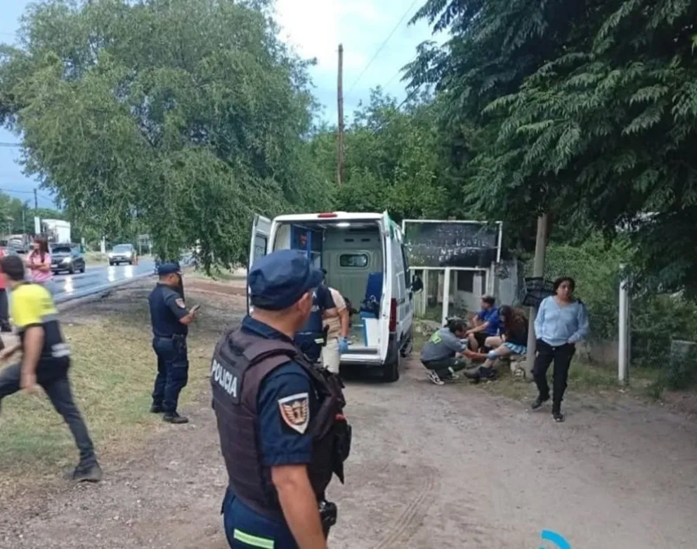 Personal de los servicios de emergencia asistió a todos los involucrados en el lugar y fueron trasladados al Hospital de Mina Clavero. (Foto: Policía de Córdoba)
