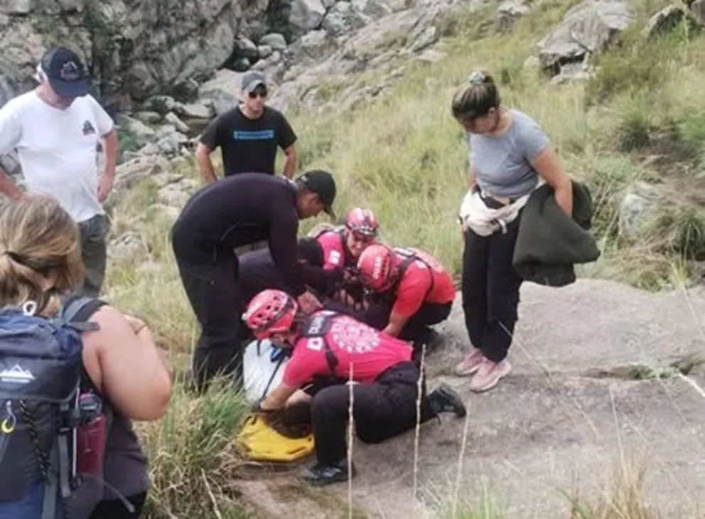 Una vez finalizada la extracción, la mujer fue trasladada en un vehículo de emergencias al Hospital de Mina Clavero, donde quedó bajo observación médica.