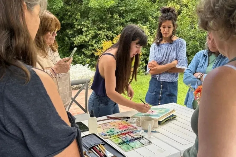 La artista plástica Guadalupe Infiesta anunció la apertura de nuevos cupos para su taller de dibujo y pintura, que comenzó en enero con dos grupos completos que continúan su formación desde el año pasado.