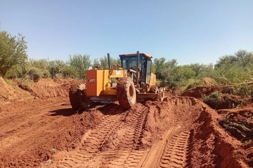 Vialidad Provincial repara caminos no pavimentados en distintos puntos de la provincia.
