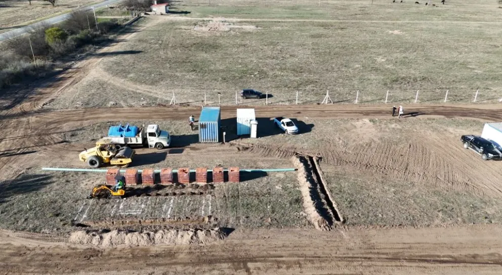 El emprendimiento se emplaza sobre la Ruta Nacional 148, en un punto estratégico del corredor vial que une Merlo y Santa Rosa del Conlara con Villa Dolores. 