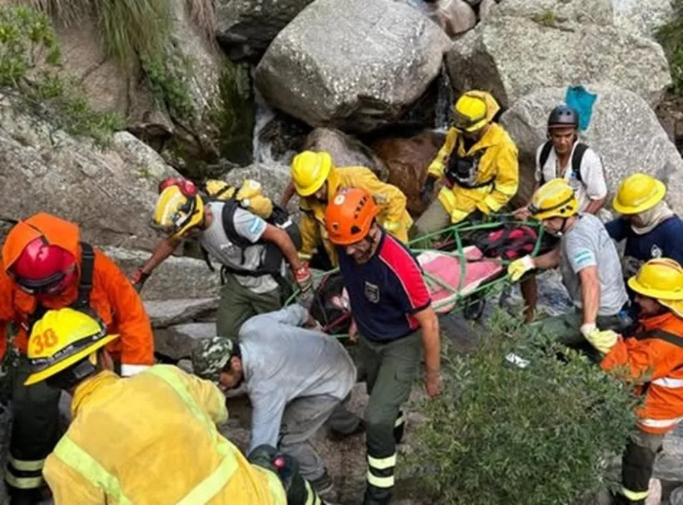 El operativo tuvo lugar en la quebrada de Villa Elena, donde el personal interviniente inició un ascenso por terreno agreste hasta dar con la víctima. (Foto: BBVV Villa de Merlo)