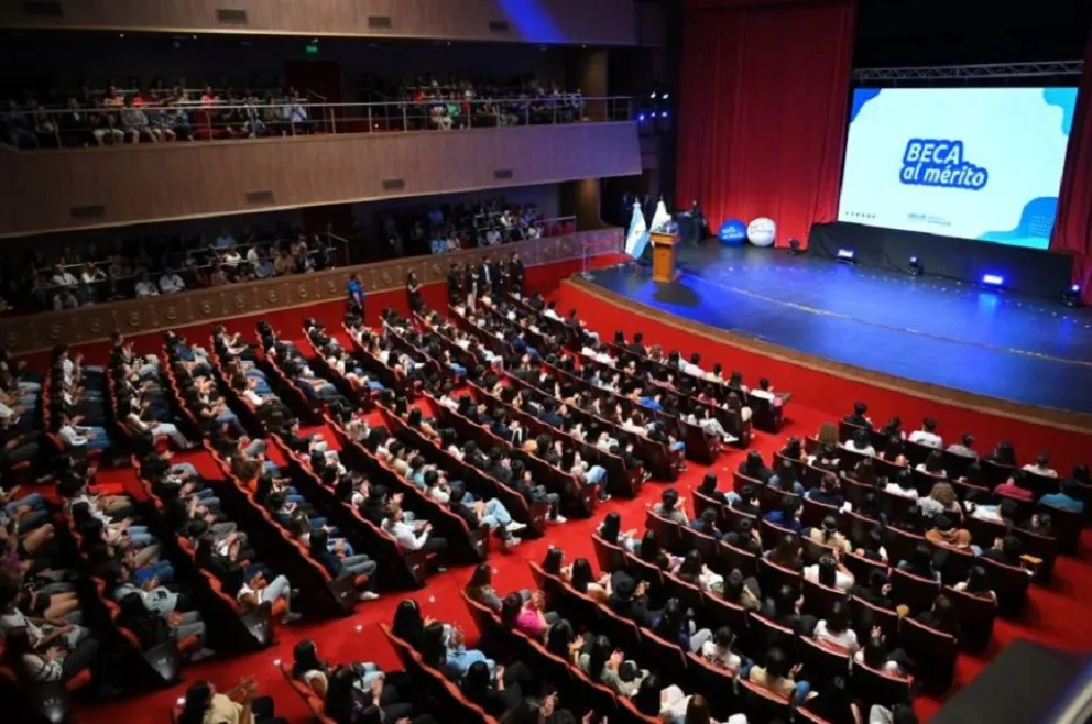 El Gobernador aseguró que la beca ayudará a los estudiantes a cumplir sus sueños y a convertirse en profesionales y técnicos en distintas áreas.