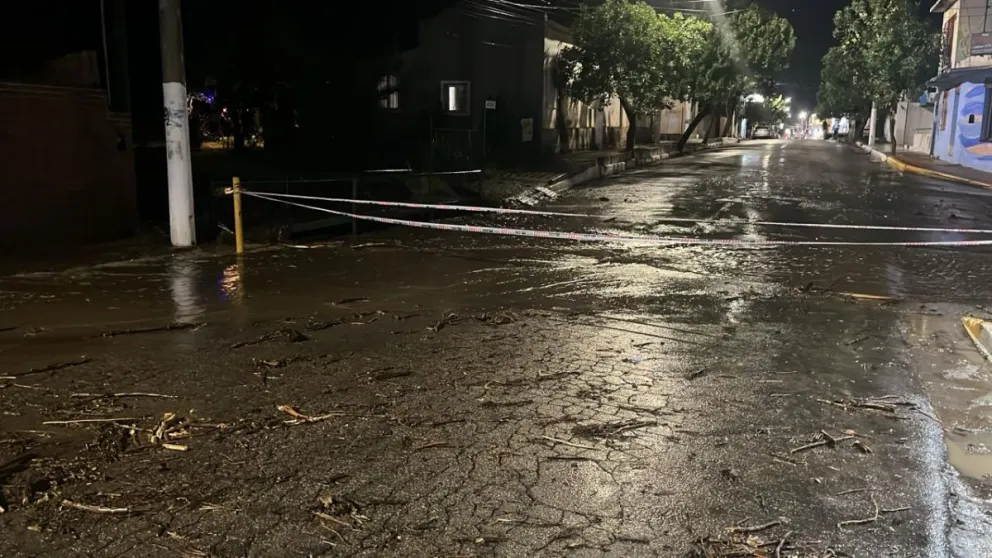 Consencuencias en Merlo por las lliuvias de anoche. Cayeron 50 mm. Camino al filo habilitado con precaución.