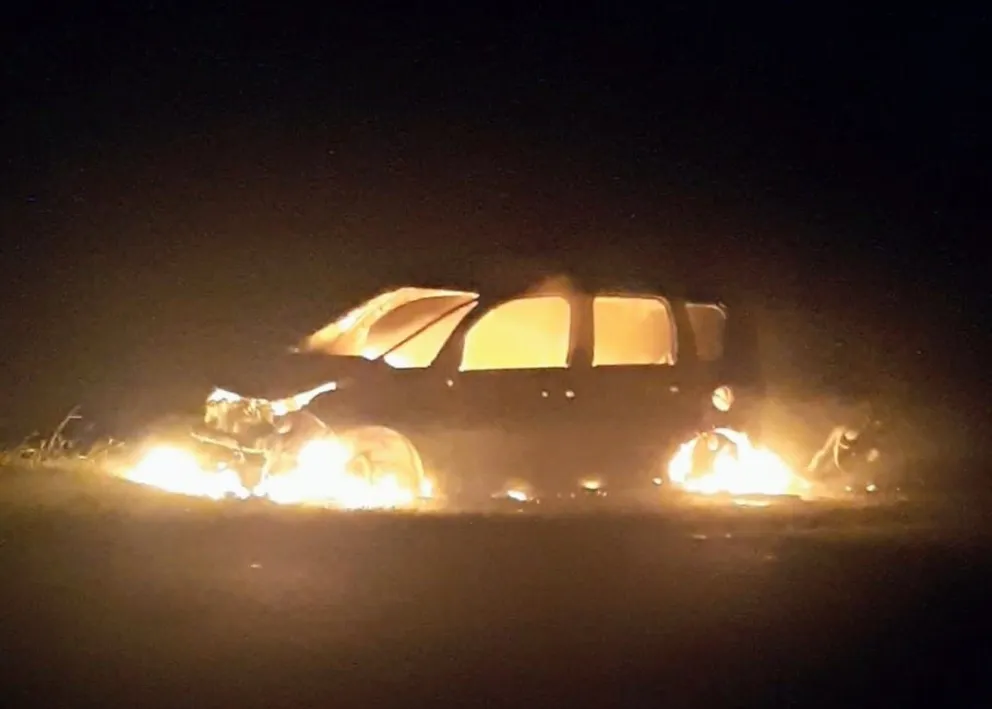Un auto se incendipo anoche jueves cerca de Concarán.