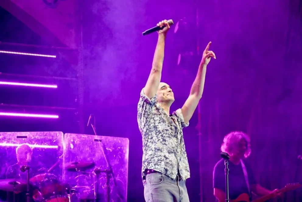 El cantante brindó un show de casi dos horas ante un anfiteatro colmado y repasó sus grandes éxitos.