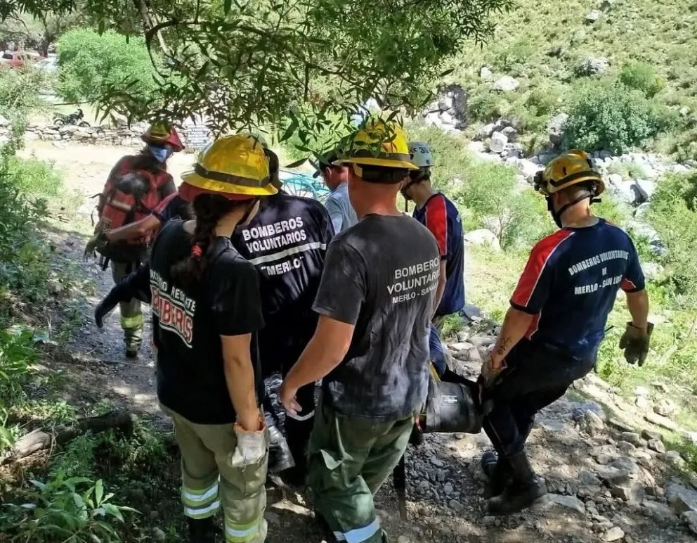 Bomberos asistieron a un hombre lesionado en Pasos Malos. (Foto: BBVV Villa de Merlo) 