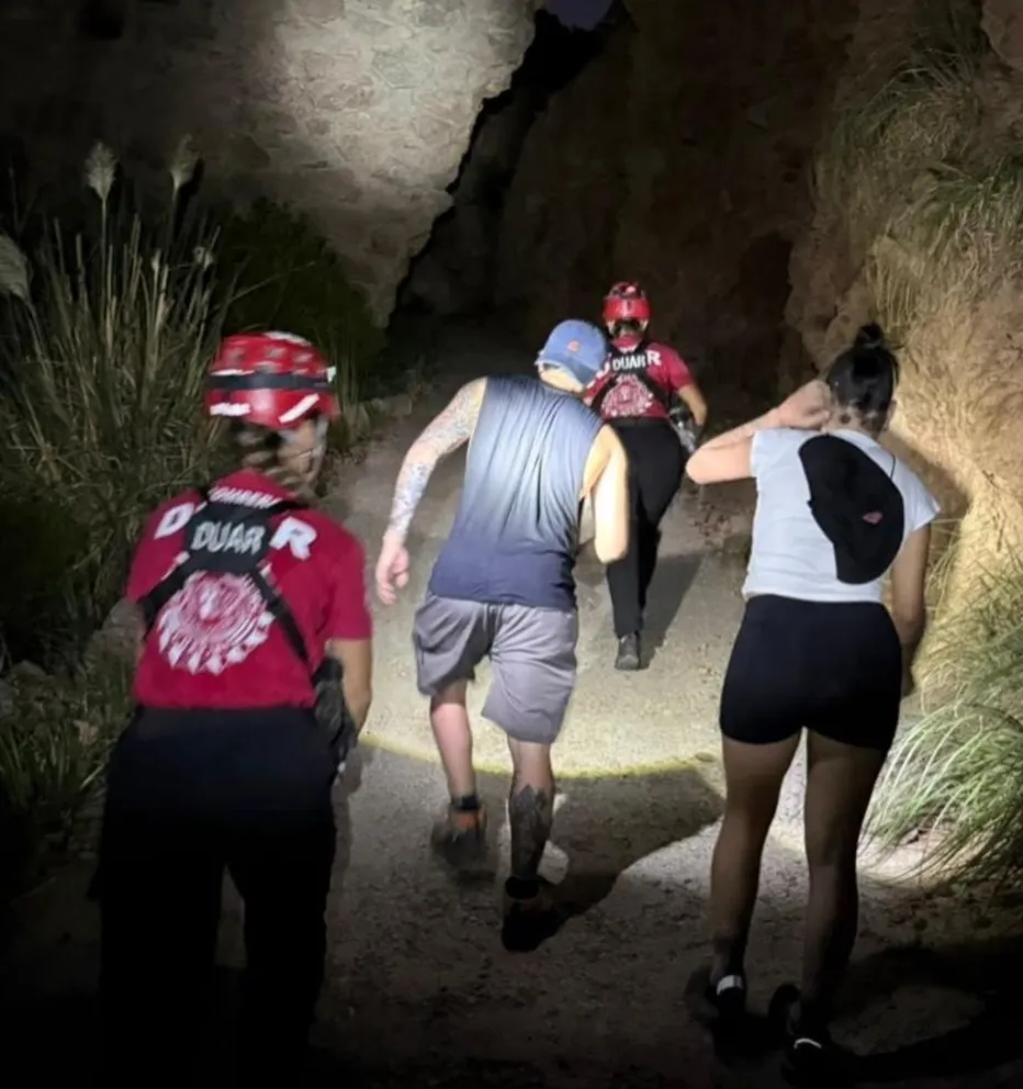 Dos jóvenes fueron rescatados este sábado en el sector del sendero Casita de Cristal. 
