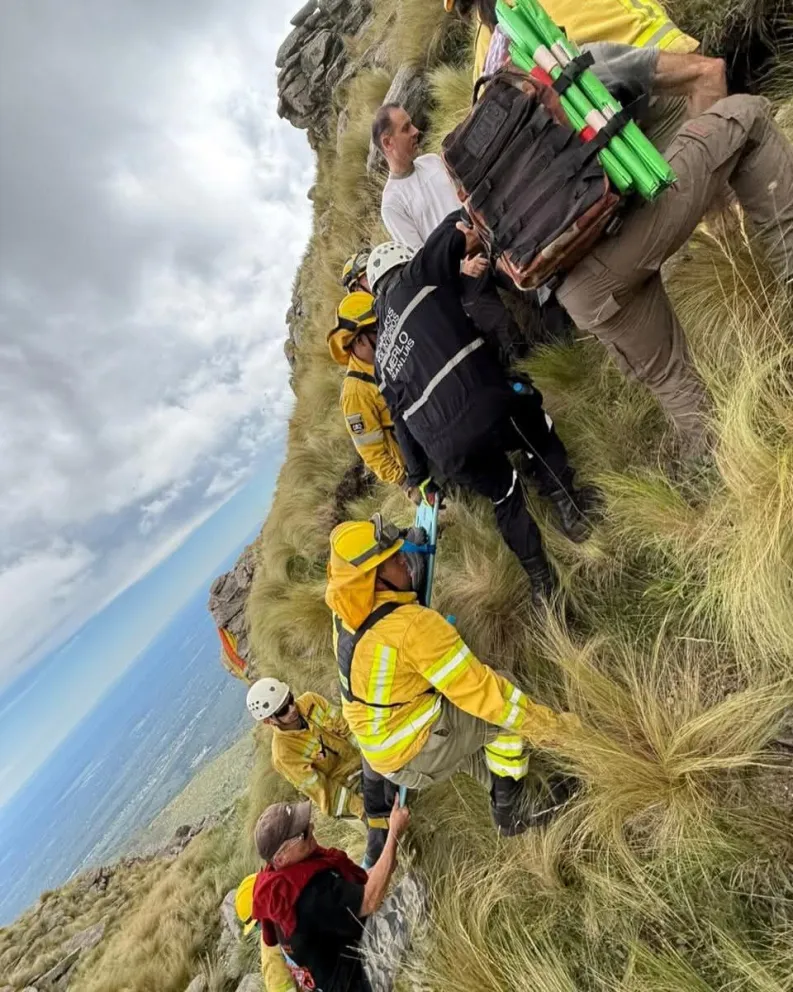 Complejo rescate de un parapentistas en las sierras de los Comechingones. Foto BBVV Merlo