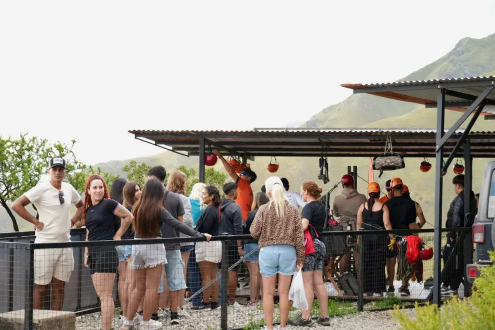 Miles de turistas visitan Villa de Merlo durante este fin de semana extralargo de Carnaval.