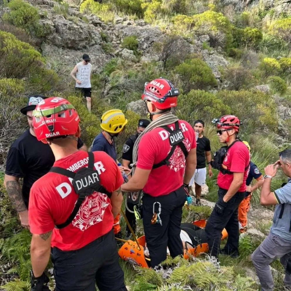 Un nuevo operativo de rescate se desplegó en el sector de Altas Cumbres, cuando una joven resultó lesionada mientras practicaba trekking. 