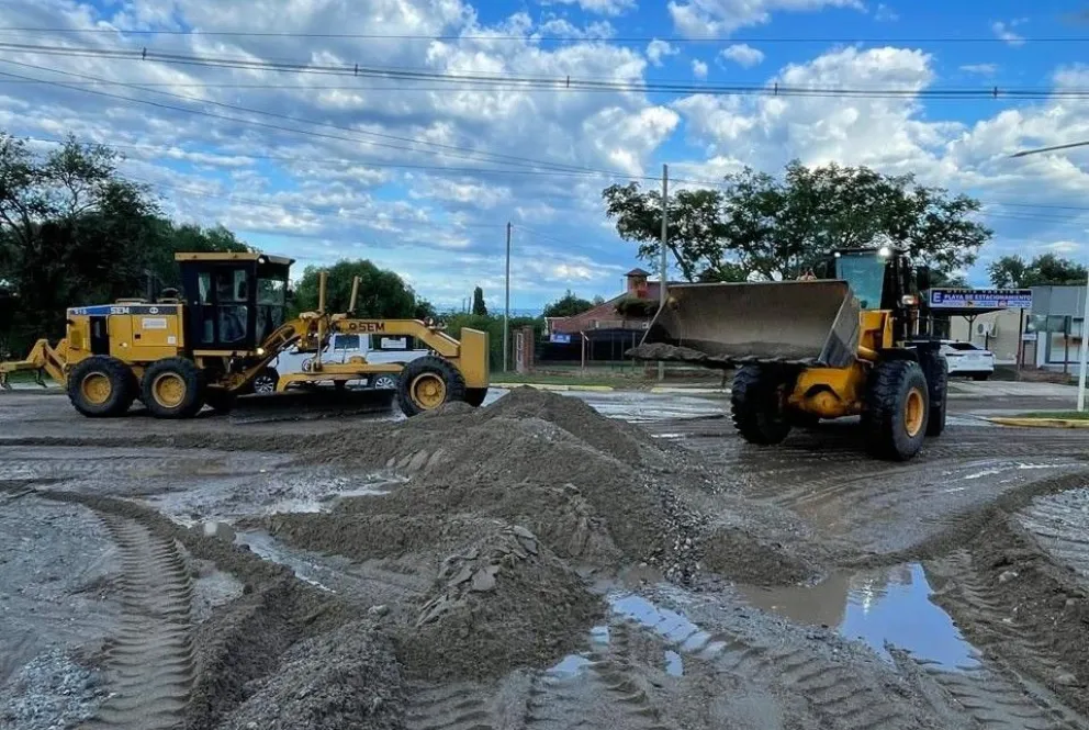 Intensas lluvias arrastraron piedras y arena por calles de Merlo.