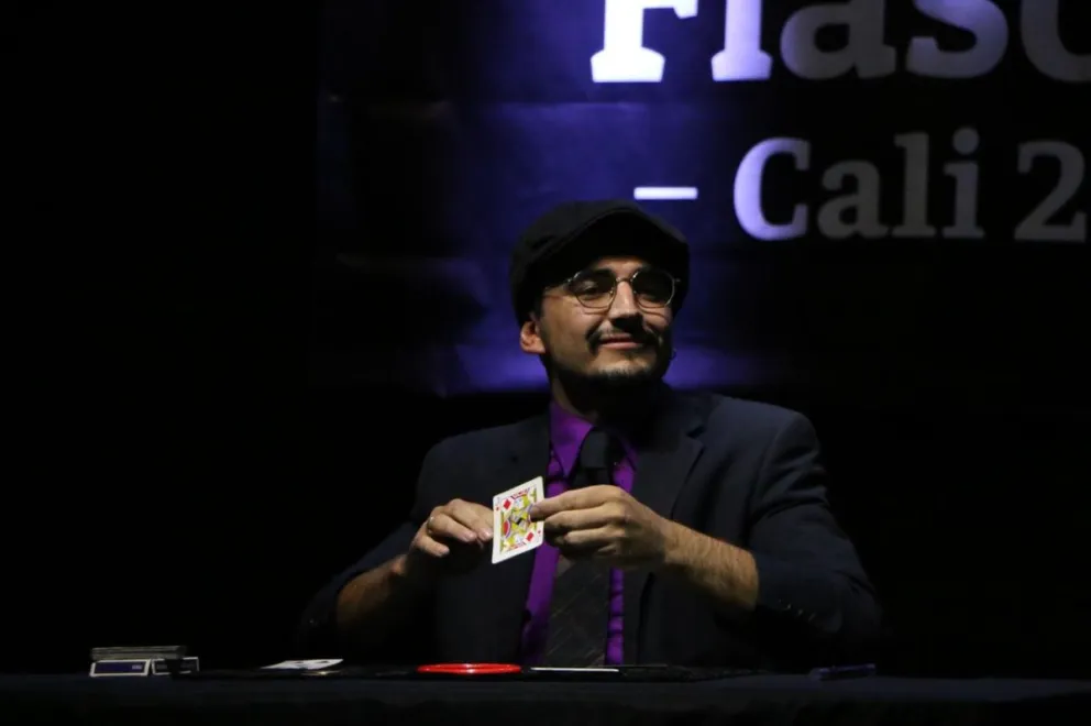 El artista merlino cuenta con reconocimiento a nivel internacional: obtuvo el segundo premio latinoamericano en la categoría “Magia de Cerca 2025".