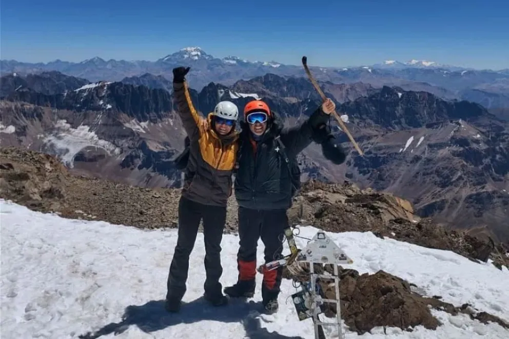  Dos montañistas sanluiseños protagonizaron un rescate clave al salvar la vida de un joven que había quedado desvanecido en el Cerro El Plata, en Mendoza, a más de 5.000 metros de altura. 