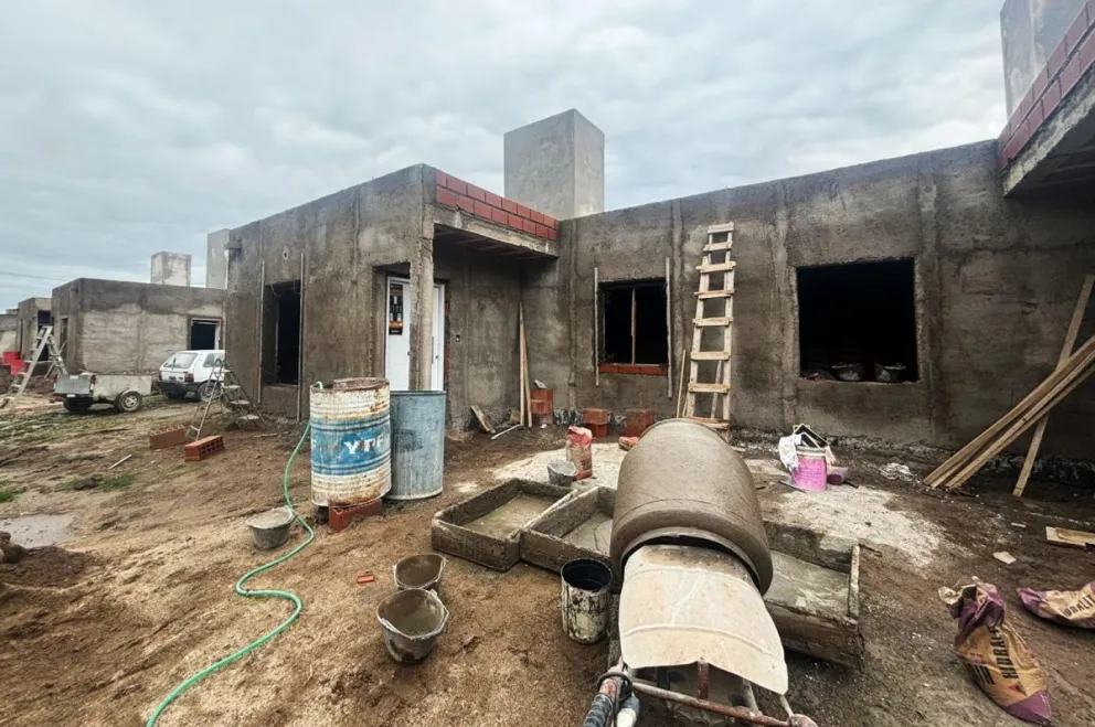 En el predio se mantiene movimiento de obra, con acopio de materiales y tareas simultáneas en distintas viviendas, reflejando el progreso sostenido del proyecto.