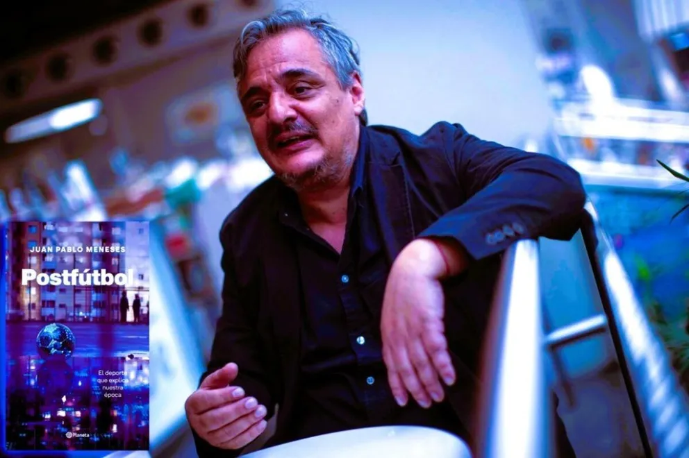 En su nuevo libro Postfútbol, el escritor y cronista chileno Juan Pablo Meneses propone una mirada crítica sobre el fútbol contemporáneo, atravesado por el mercado, la tecnología y el consumo. (Foto: Tiempo Argentino)