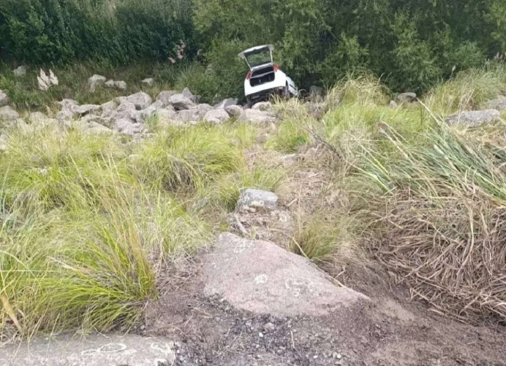 Un automóvil terminó sobre la banquina, entre piedras, en Altas Cumbres.