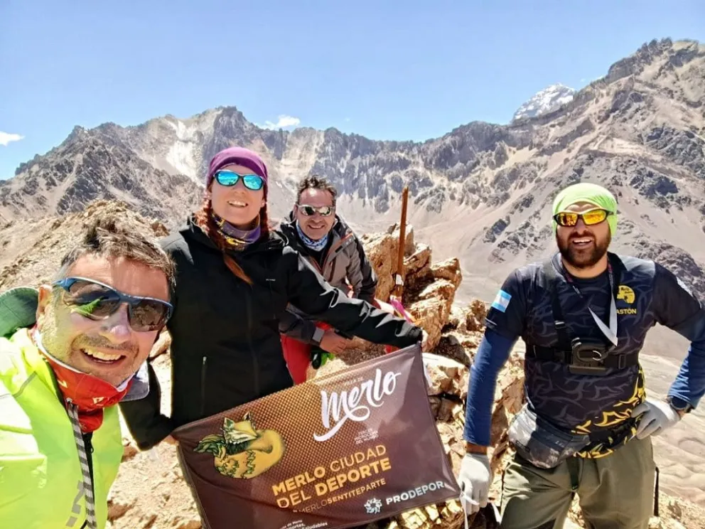 Cuatro montañistas merlinos hicieron cumbre en el Cerro Pedro Zanni y avanzan en su preparación rumbo al Aconcagua.