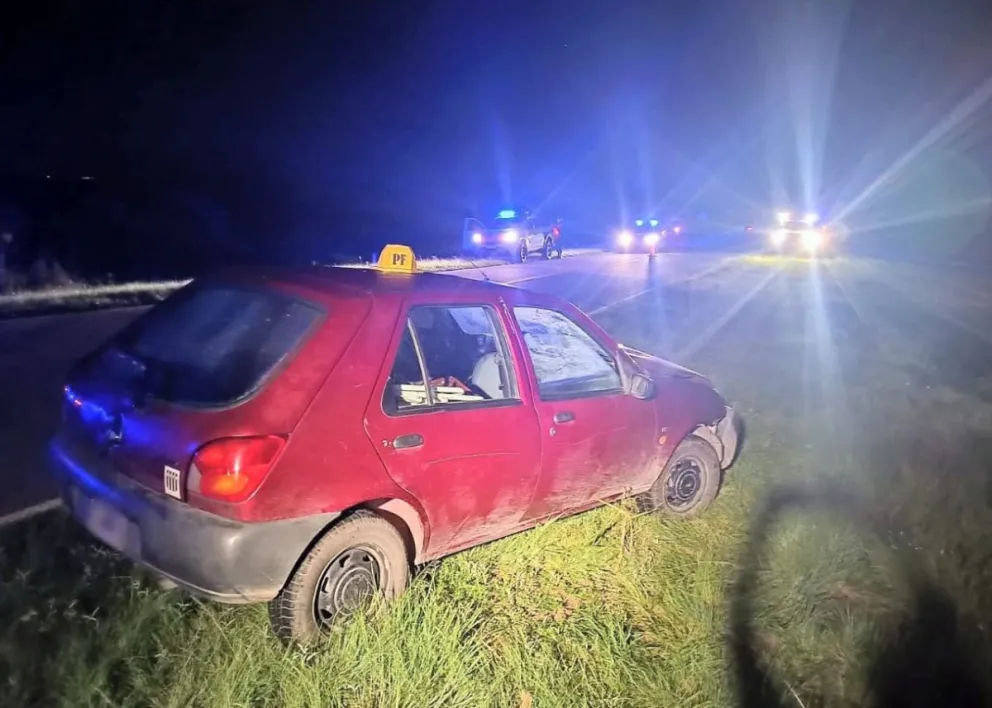 El auto despistado en la Ruta 1. Foto Pol. San Luis