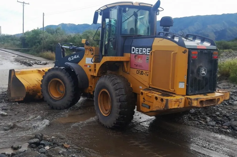 Maquinaria vial trabajando en los arroyos de la Costa de los Comechingones.