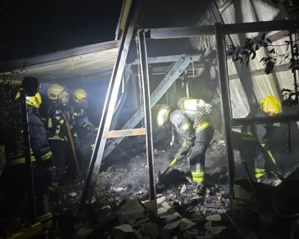 Un incendio estructural se registró en el kilómetro 22 de la Ruta E-34, paraje Niña Paula, jurisdicción de Mina Clavero.