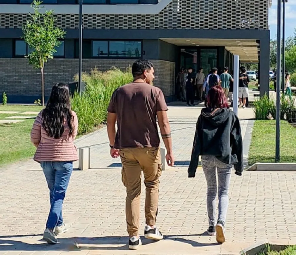 La Universidad Nacional de los Comechingones, a través de su Escuela de Educación Profesional, dictará el curso “Construcción de Marca con Inteligencia Artificial”.