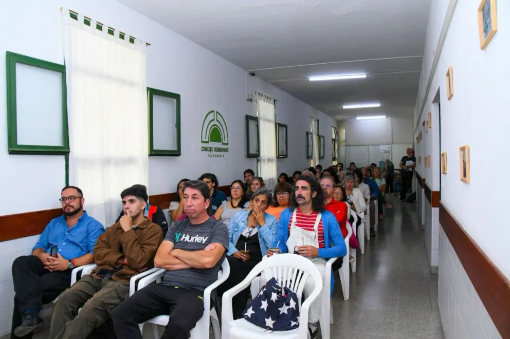 Parte del público y oradores durante la audiencia pública.