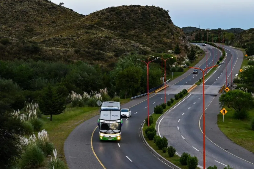 El Gobernador emprendió la séptima recorrida de su Gira Educativa, que lo llevará al departamento Junín, para visitar escuelas de Carpintería, la Villa de Merlo y Santa Rosa del Conlara.