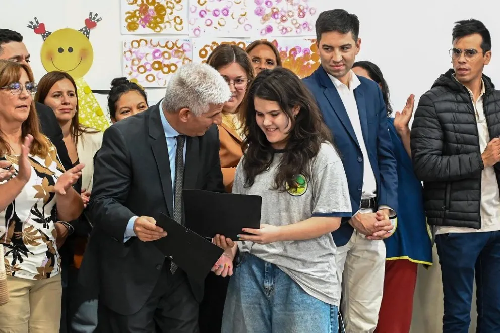 El gobernador Poggi junto a la estudiante Matilda Mena y sus creaciones artísticas. 