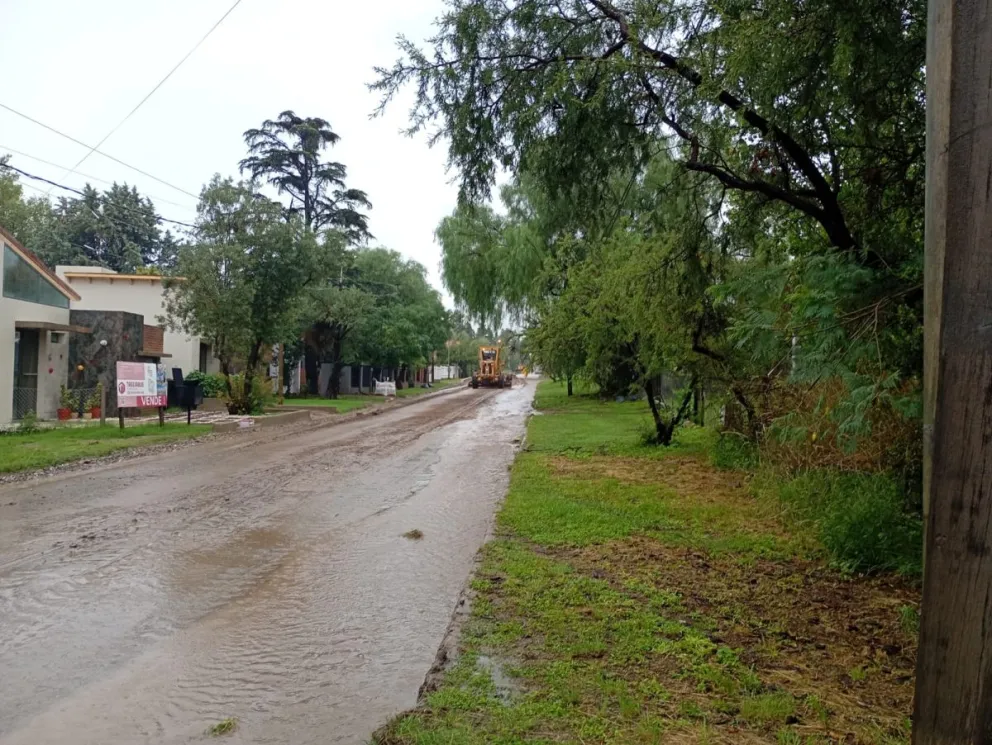 Calles con tierra y arena acumuladas por las fuertes lluvias.