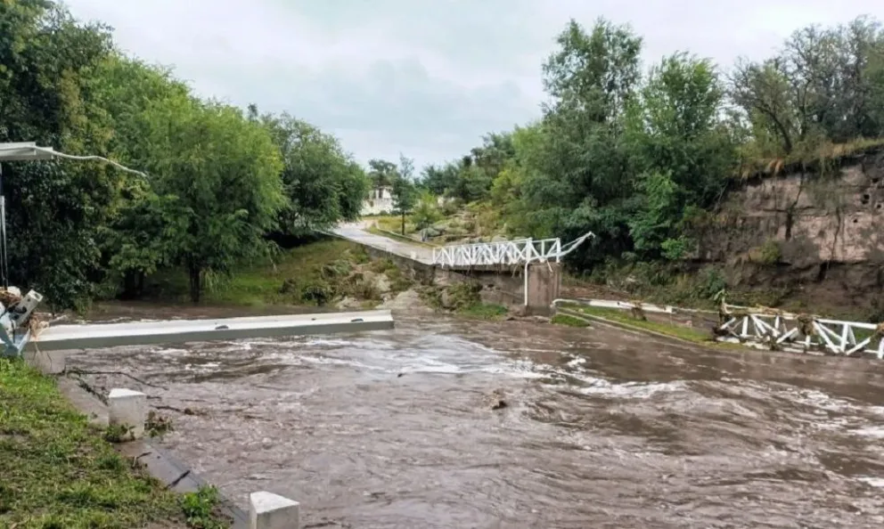 El ‘Paseo de las Libélulas’, un puente sobre el río Las Chacras que conectaba a la localidad con el cementerio, cedió ante las intensas lluvias.
