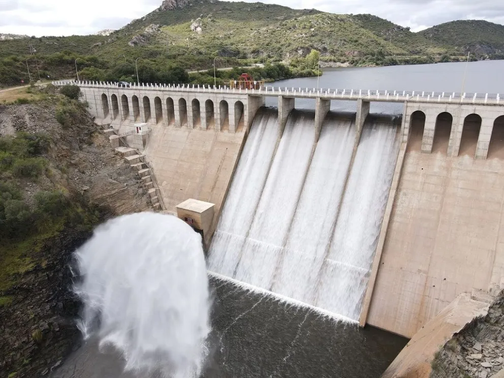 San Luis Agua ejecuta aperturas controladas en seis diques para regular los caudales.