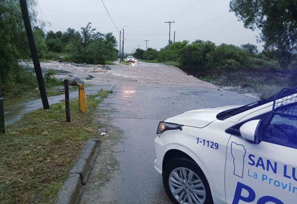 Por las crecidas ocasionadas por las fuertes lluvias en toda la provincia se recomienda tomar precauciones al circular. (ANSL)