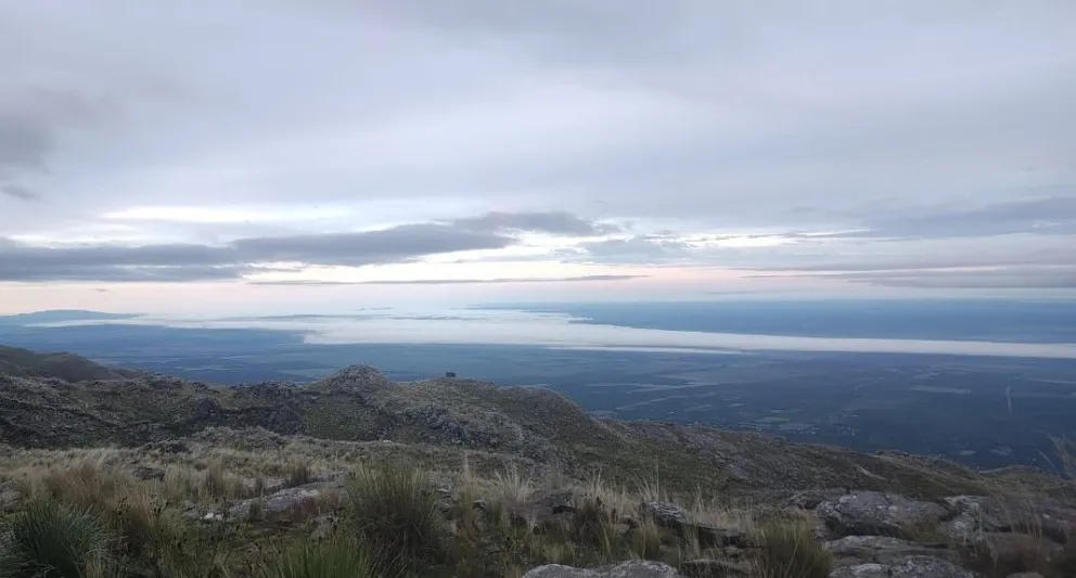 Así amaneció este viernes Merlo visto desde lo más alto de las sierras. Foto El Vasco.