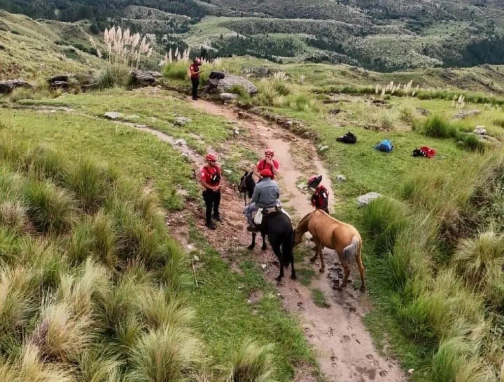 Tras unas seis horas de marcha en plena montaña, los rescatistas lograron dar con el hombre. 