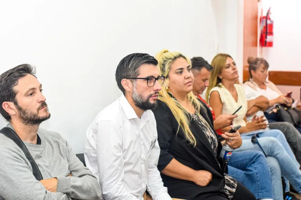 Integrantes del oficialismo siguiendo de cerca el desarrollo de la Audiencia Pública.