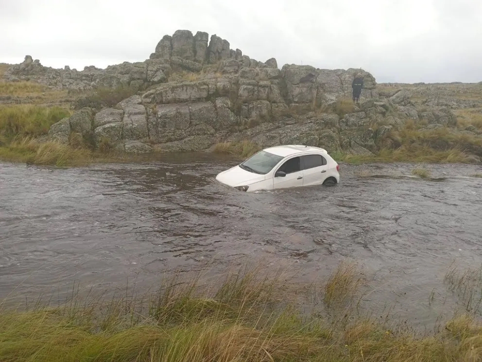 El automóvil fue arrastrado por la corriente en el badén del Río Claro, sobre la Ruta 9 a la altura del kilómetro 92. (Foto: BBVV La Carolina)