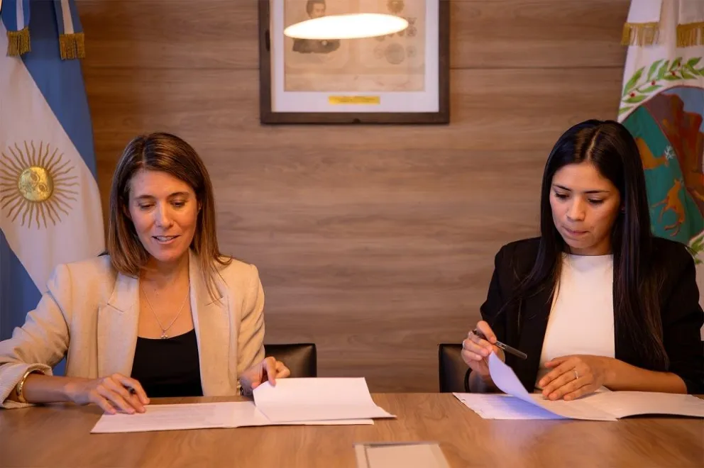 La firma se realizó en la sala del Consejo Superior del edificio académico de la UNLC y fue encabezada por la rectora Agustina Rodríguez Saá y la intendenta de Cortaderas Macarena Benítez.