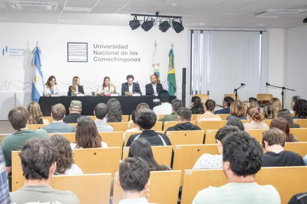 El acto de apertura se realizó en el Aula Magna y contó con la presencia de autoridades universitarias, docentes, estudiantes, graduados y personal nodocente.