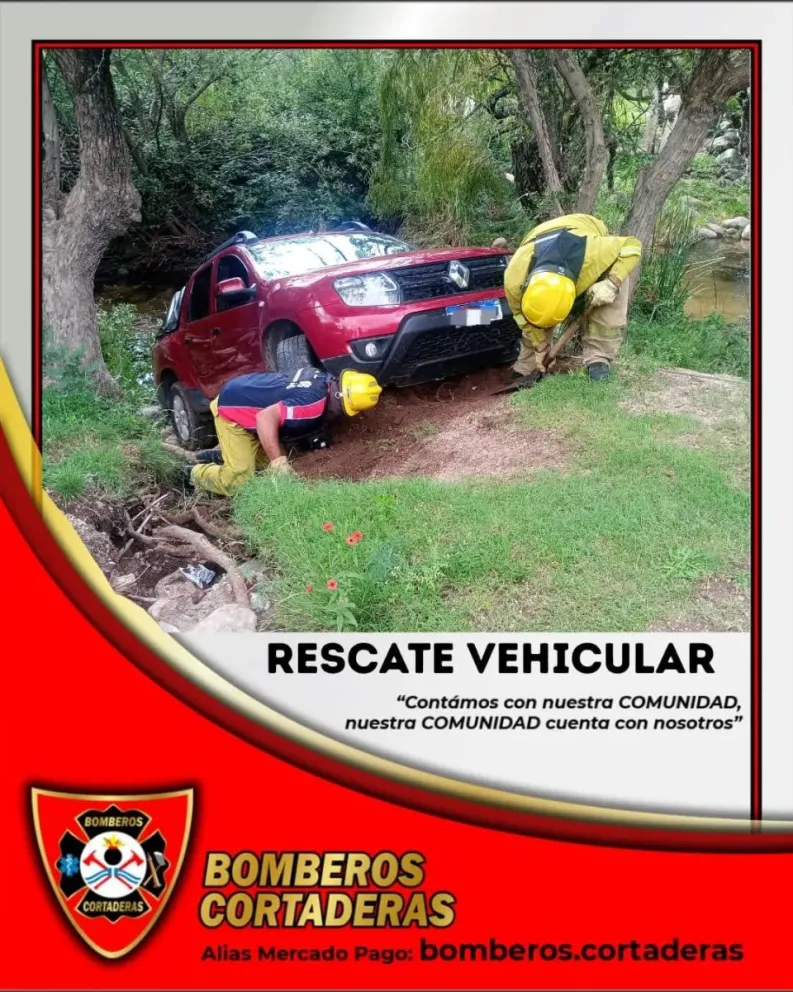 Bomberos Voluntarios de Cortaderas trabajaron en el retiro de un vehículo que había caído a la vera del arroyo Benítez. La persona que viajaba en el auto resultó ilesa. (Foto: BBVV Cortaderas)